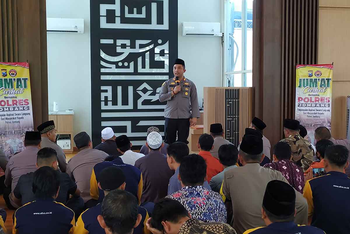 Kapolres Jombang, AKBP Moch Nurhidayat saat menggelar jumat curhat di Masjid Bu Warno yang berada di kawasan Pabrik PT AFCO, Desa Mojokrapak, Kecamatan Tembelang, Jumat (13/1/2023).