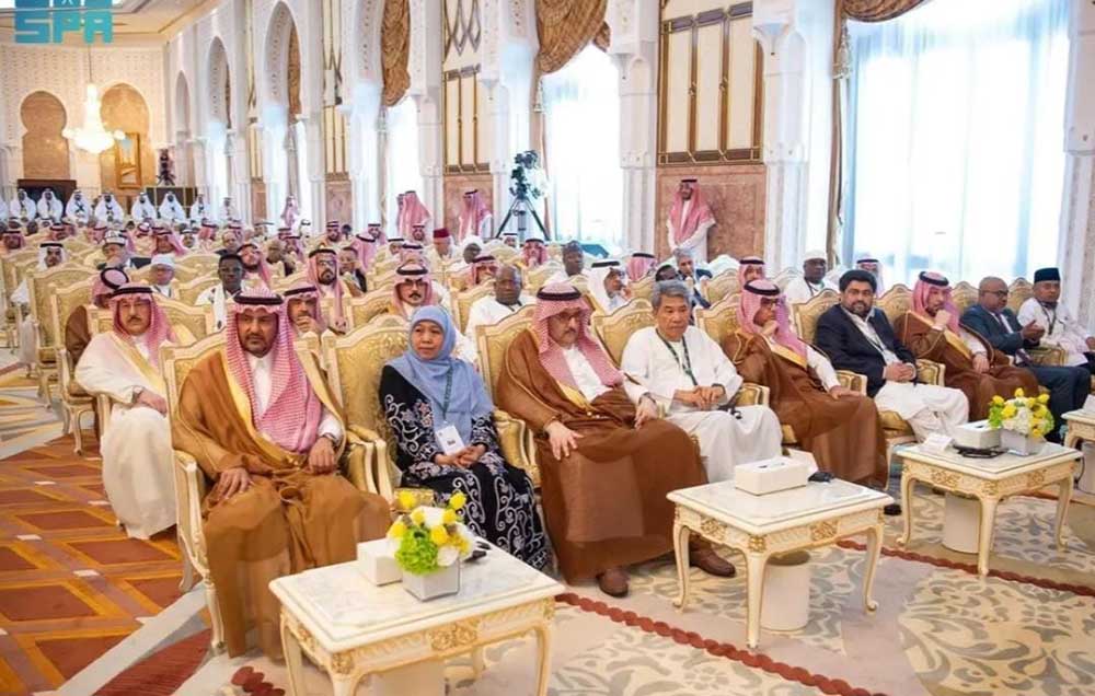 Gubernur Jawa Timur Khofifah Indar Parawansa bersama kepala negara dan tokoh muslim dunia saat menghadiri pertemuan tahunan haji yang digelar di Istana Mina, Sabtu (7/6/2025) waktu Arab Saudi.