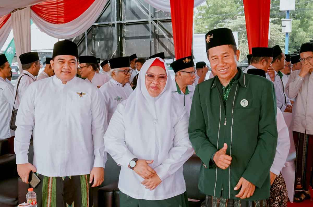 Plt Bupati Gresik, Aminatun Habibah (dua dari kanan), dan Ketua DPRD Gresik, M Syahrul Munir (kiri), saat mengikuti upacara Hari Santri Nasional 2024. Foto: Ist