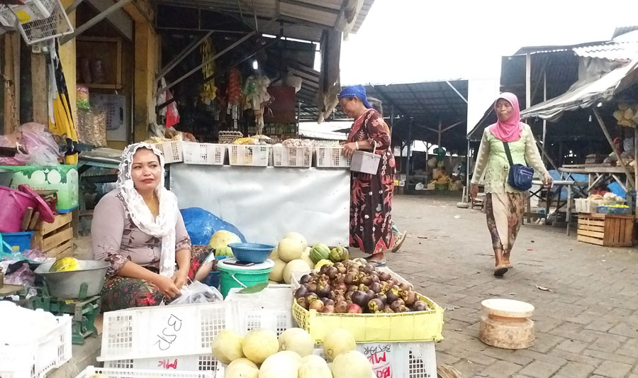 Hj. Homzah, salah satu pedagang buah di Pasar Ki Lemah Duwur. Omzetnya turun hingga 50 persen akibat wabah virus Corona.
