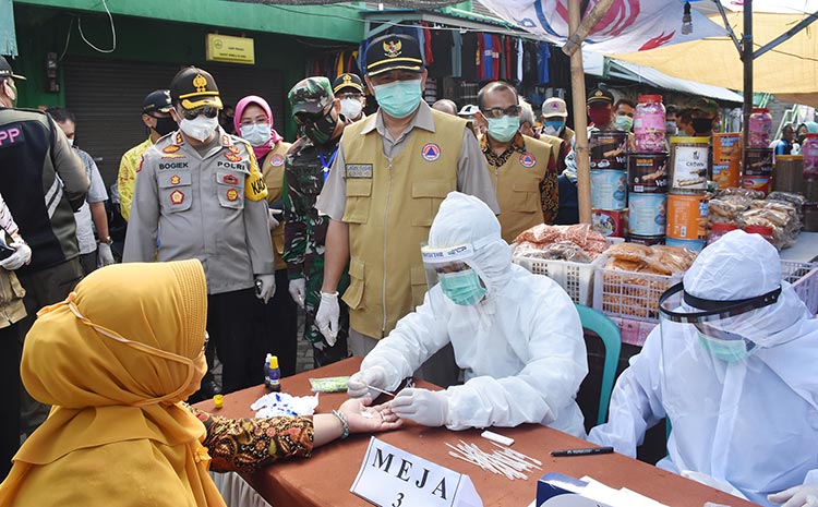 Bupati Pungkasiadi ketika memimpin rapid test gratis.