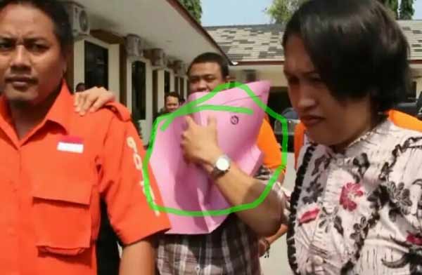 BOHONG: Tersangka Marcel (lingkaran) ketika datang ke Mapolres Sidoarjo kala belum ditetapkan jadi tersangka dan ditahan, beberapa
waktu lalu. foto: catur andy/BANGSAONLINE