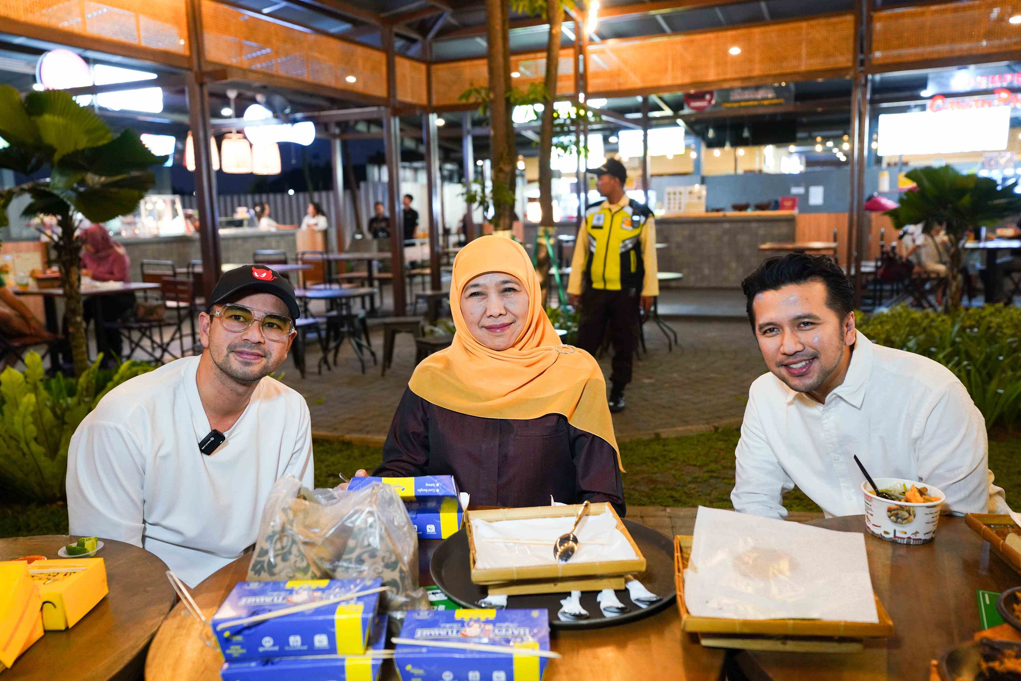 Raffi Ahmad saat bertemu Khofifah Indar Parawansa dan Emil Dardak. Foto: ist