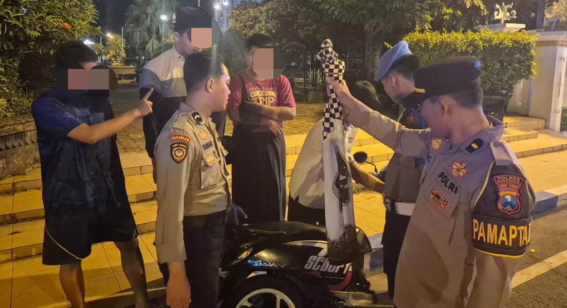 Anggota Polres Ponorogo saat mengamankan barang bukti dari remaja yang hendak melakukan perang sarung