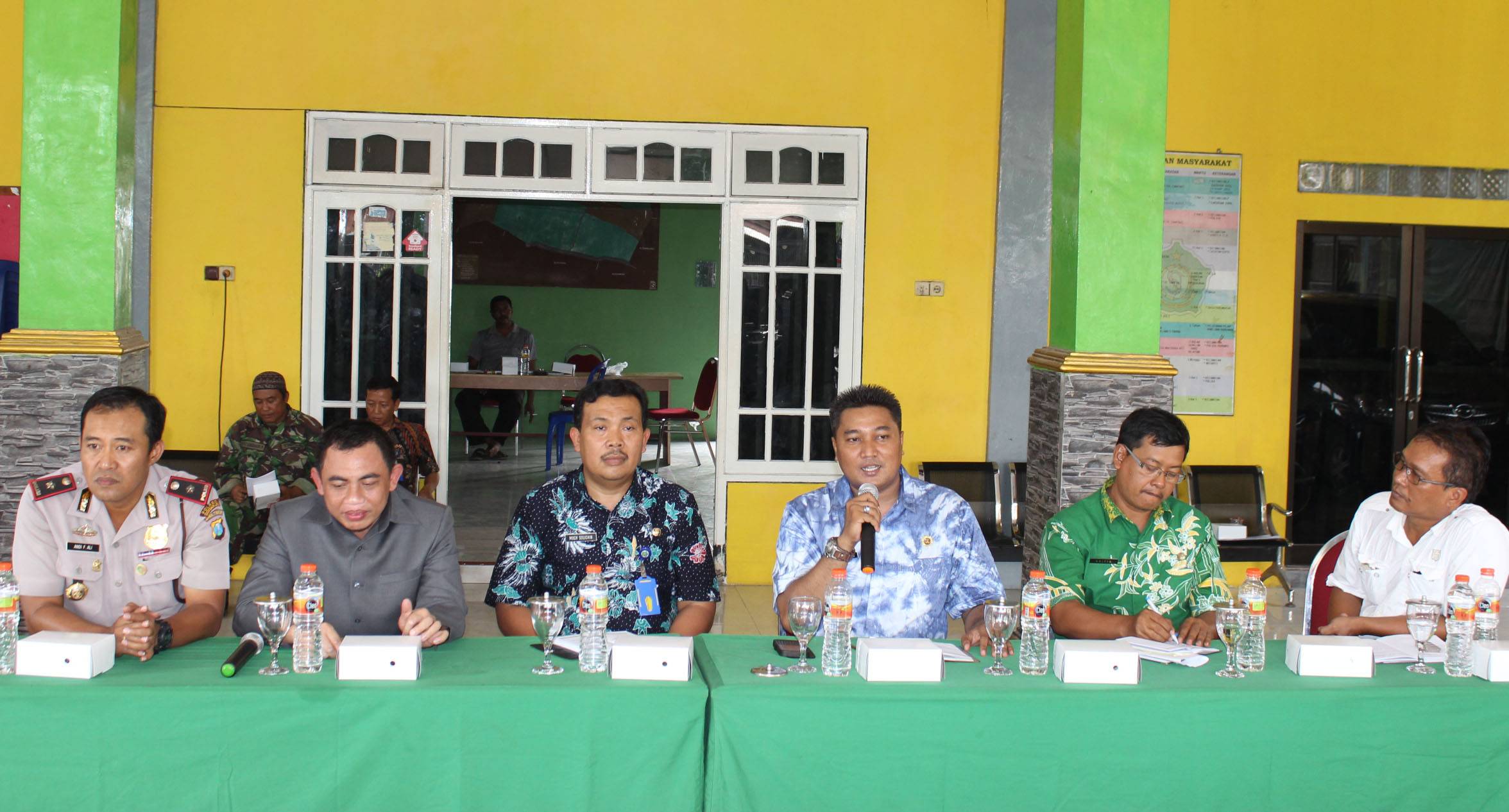 Pertemuan warga dengan disaksikan Forpimka Candi terkait protes imbas pembangunan fly over. foto: Agus/Harian Bangsa