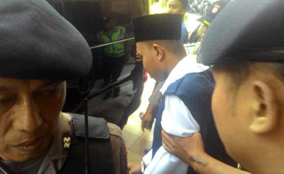 Tersangka pembunuhan mahasiswi UWK digiring masuk mobil tahanan. Foto: dendi martoni/BANGSAONLINE