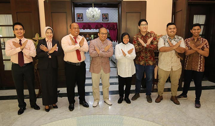 Wali Kota Risma foto bersama Direktur Keuangan Bank Jatim Ferdian Timur Satyagraha beserta jajarannya.