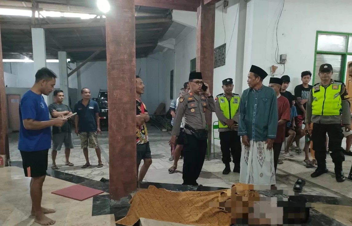 Polisi saat tiba di musala TKP prian asal Pacitan ditemukan tewas