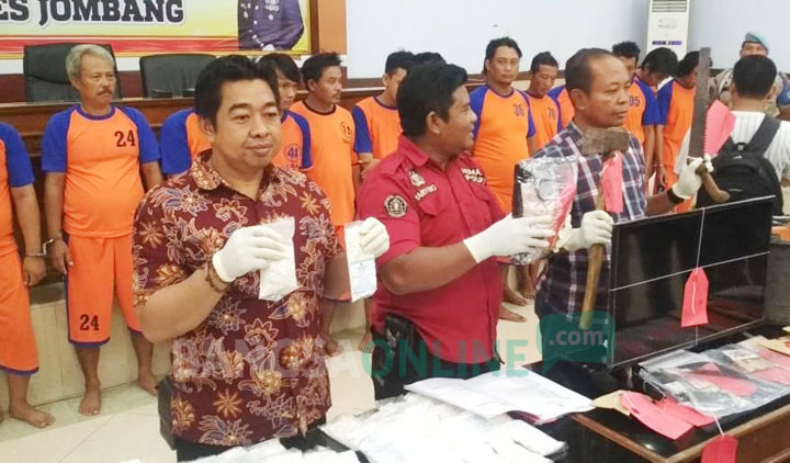 Kasatreskoba Polres Jombang AKP Moch Mukid saat menggelar pers rilis. foto: AAN AMRULLOH/ BANGSAONLINE