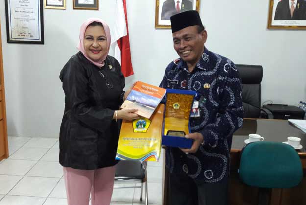 Emillia Contessa Siap Perjuangkan Kesejahteraan Honorer Guru Non K2 di Gresik