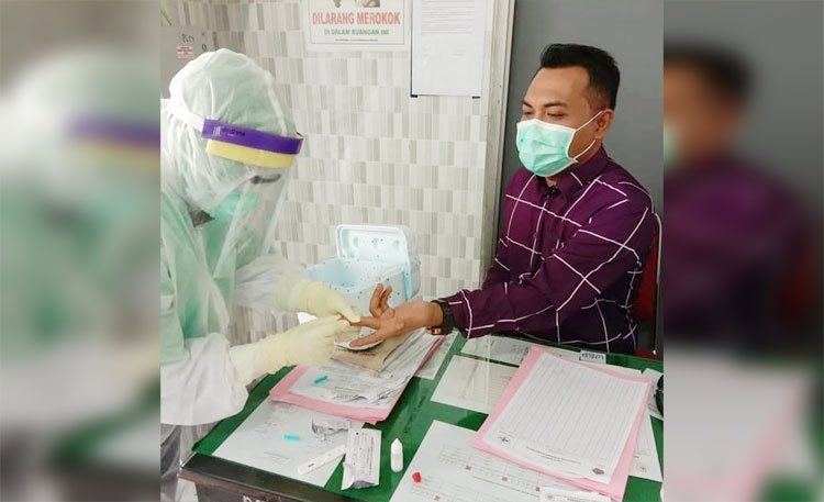 Khairul Umam saat menjalani rapid test di RSUD dr. H. Slamet Martodirdjo Pamekasan.
