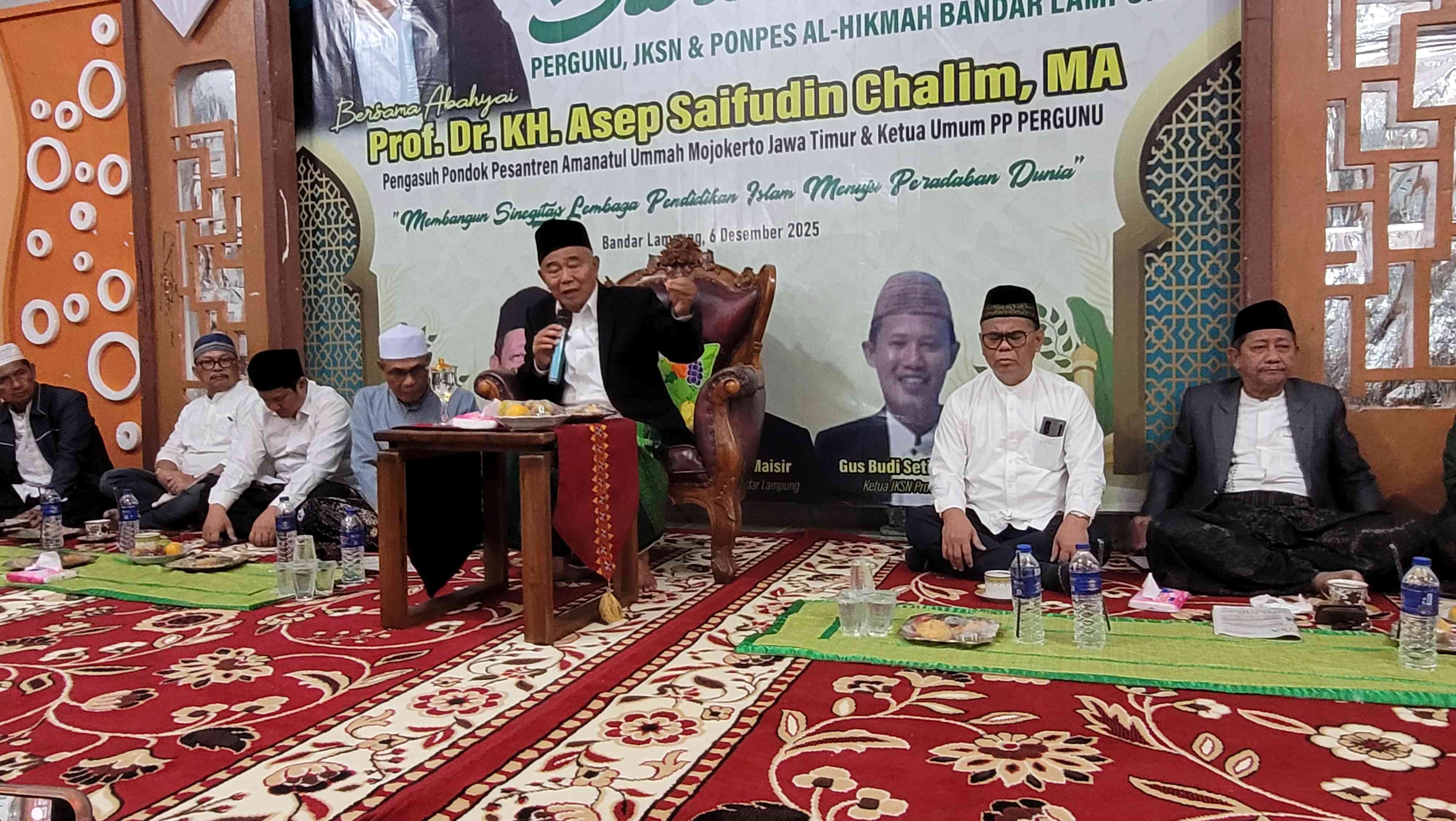 Prof Dr KH Asep Saifuddin Chalim, MA dalam saraseharan di Pondok Pesantren Al-Hikmah Bandar Lampung, Sabtu (6/12/2025). Foto: MMA/bangsaonline