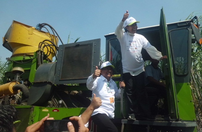 Menteri saat mencoba mesin panen tebu. Foto: SOFFAN/BANGSAONLINE

