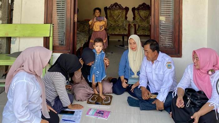 Kades Cerme Kidul Wahyudi Permana (dua dari kanan) menyaksikan balita timbang badan. Foto: Ist.