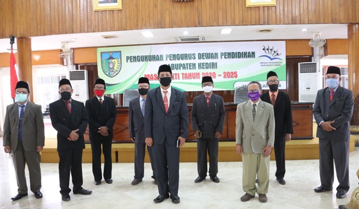 Pengurus Dewan Pendidikan Kabupaten Kediri yang dikukuhkan Bupati Kediri.