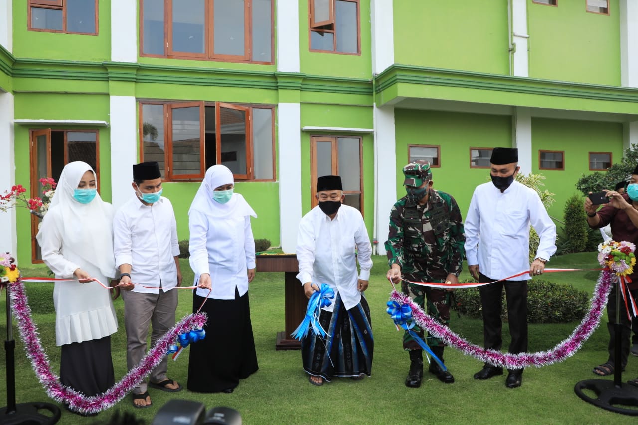 Gubernur Jawa Timur Khofifah Indar Parawansa dan Prof Dr KH Asep Saifuddin Chalim saat pengguntingan pita peresmian Gedung Asrama Putra Gunung Jati di Institut KH Abdul Chalim Pacet Mojokerto, Selasa (28/7/2020). foto: ist/ bangsaonline.com