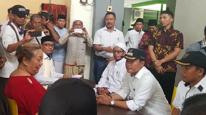 Bupati saat berbincang dengan Lina, salah satu pemilik hotel yang tempat karaokenya ditutup.