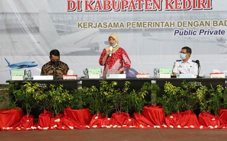 Bupati Kediri, dr. Hj. Haryanti Sutrisno, saat menyampaikan sambutan dalam acara konsultasi publik Pembangunan Bandar Udara di Kabupaten Kediri. foto: kominfo