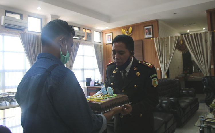 Emanuel Ahmad, Kepala Kejaksaan Negeri Bangkalan saat menerima kue ulang tahun dari Aliansi Jurnalis Bangkalan, Rabu (22/7/2020) (foto: ist).