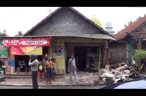 Kios milik Sunardi hancur setelah tabung pompa angin miliknya meledak. foto: arif kurniawan/ BANGSAONLINE