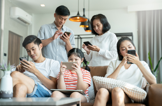 Parah! Warga Indonesia Habiskan Waktu 6,05 Jam Main HP Tiap Hari ...