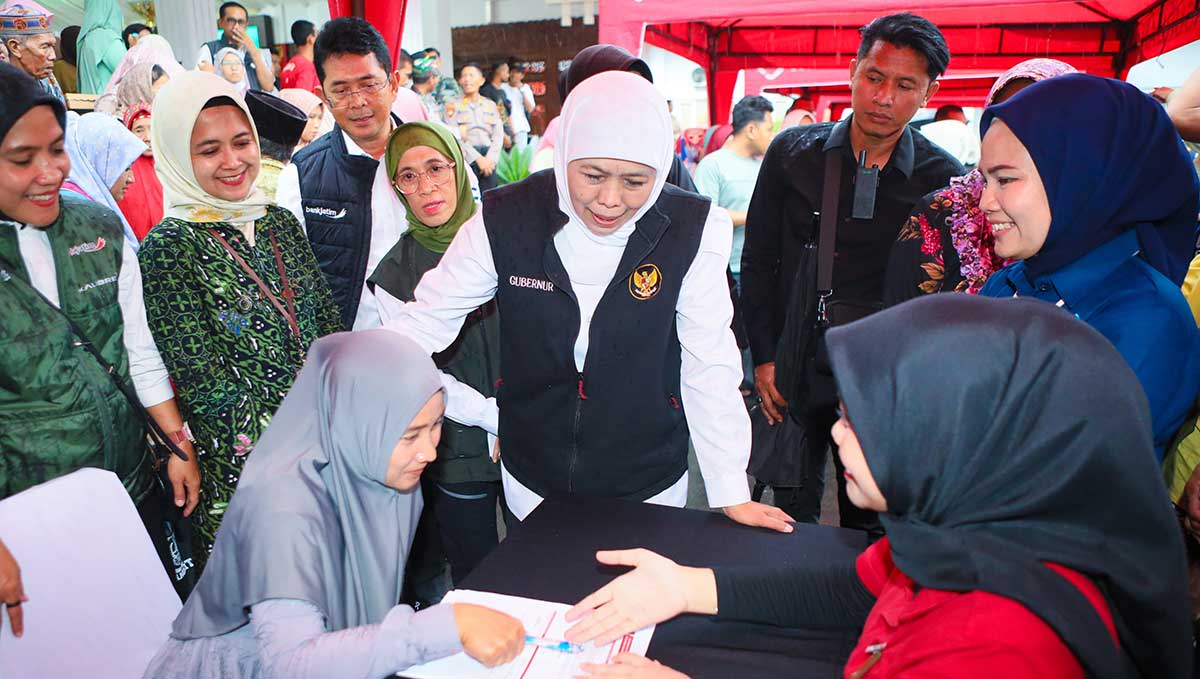 Gubernur Khofifah saat menyapa masyarakat di Pendopo Kabupaten Pasuruan.