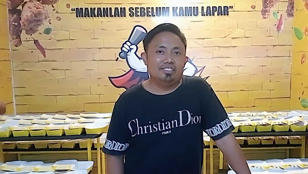 Ketua Barikade Gus Dur Kabupaten Pasuruan, Muslimin, di gerai ayam geprek miliknya.