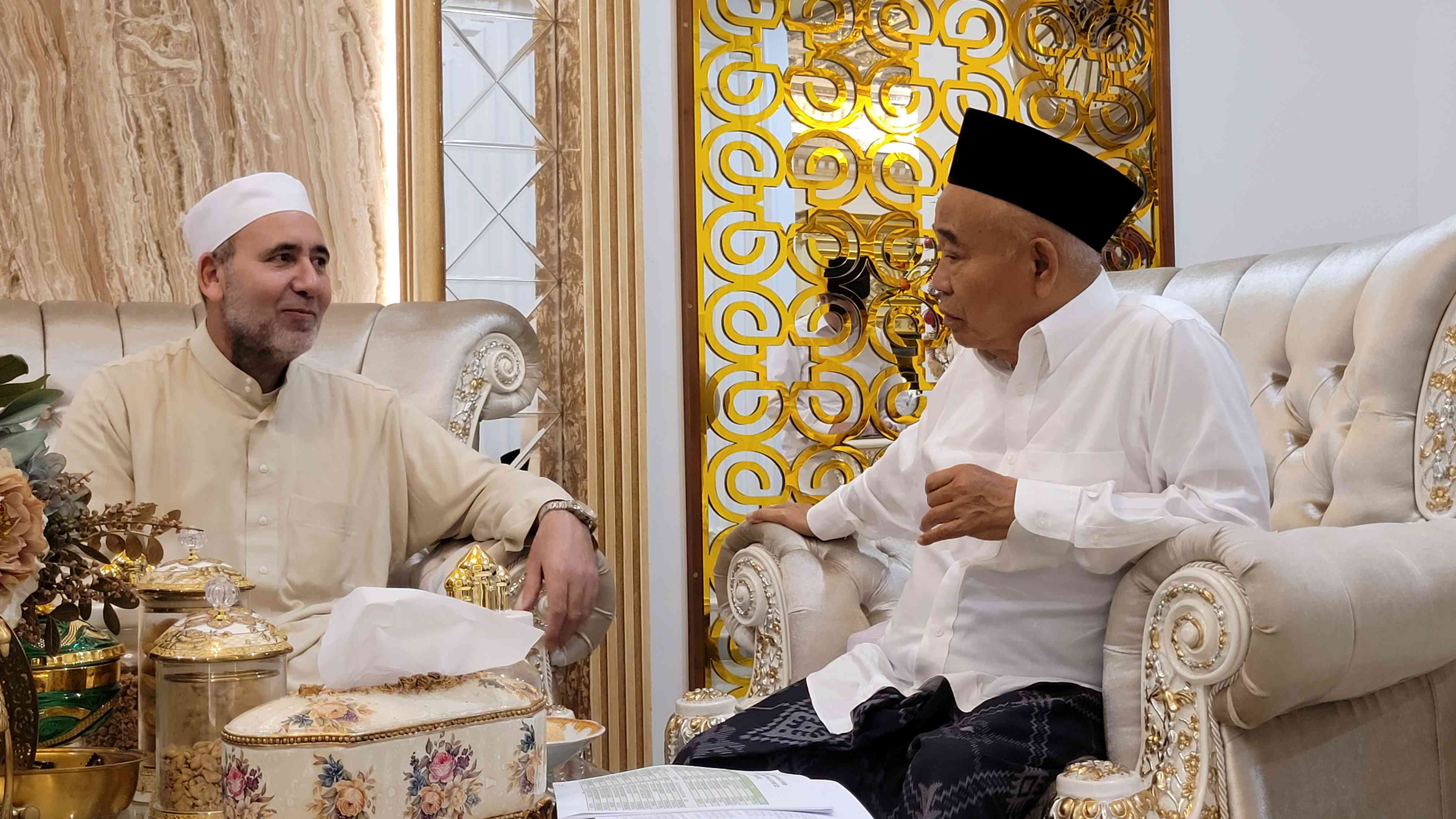 Prof Dr KH Asep Saifuddin Chalim, MA dan Syaikh Ahmad Muhammad Mabruk, guru bahasa Arab Amantul Ummah dari Mesir. Foto: MMA/bangsaonline
