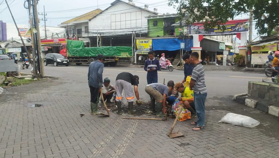 Usai Hujan dan Banjir di GKB, Satgas DCKPKP Gresik Langsung Terjun Bersihkan Saluran Air
