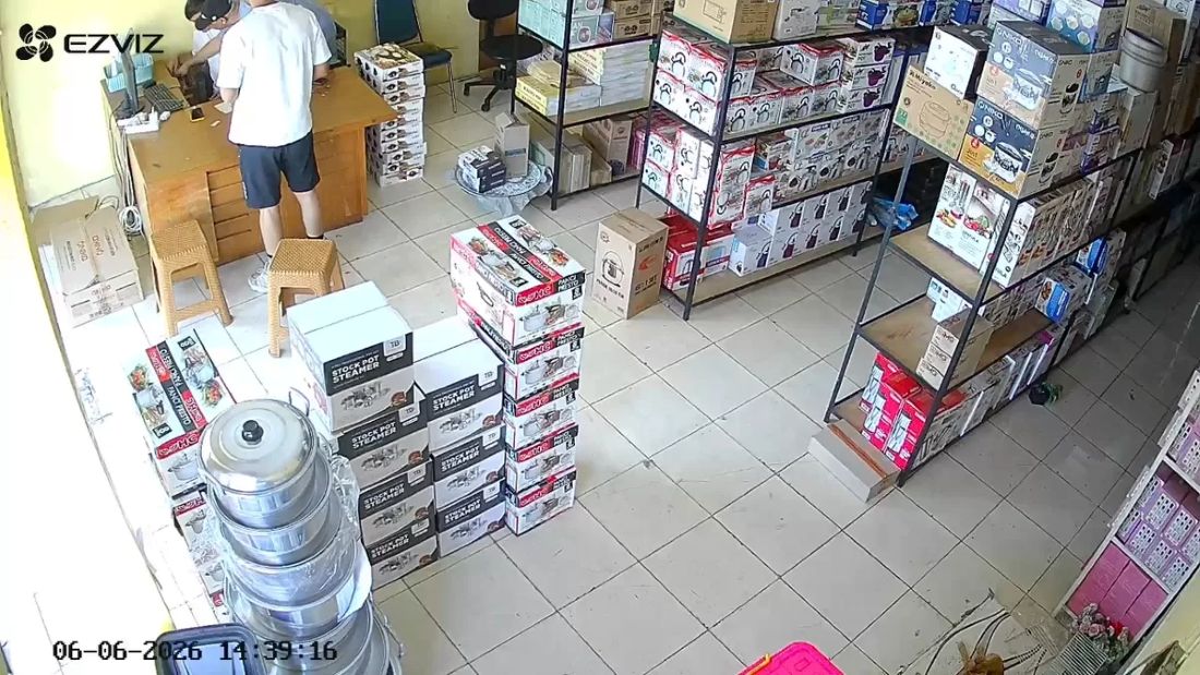 Tangkapan layar CCTV saat dua WNA diduga mencuri di sebuah toko di Ponorogo