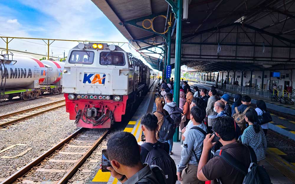 Lalu lalang penumpang di stasiun Madiun.