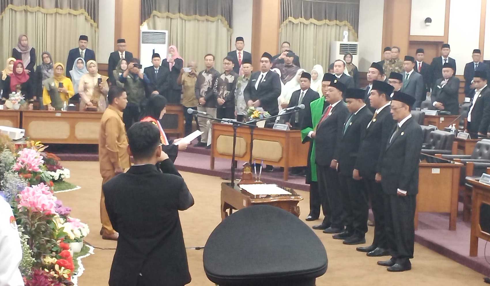 Ketua PN Gresik, I Gusti Ayu Susilawati, melantik Ketua DPRD Gresik M Syahrul Munir serta tiga Wakil Ketua Lutfi Dawam, Mujid Riduan, dan Ahmad Nurhamim. Foto: SYUHUD/ BANGSAONLINE