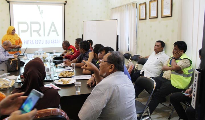 Kegiatan di ruang meeting PT. PRIA. (foto: SOFFAN/ BANGSAONLINE) 