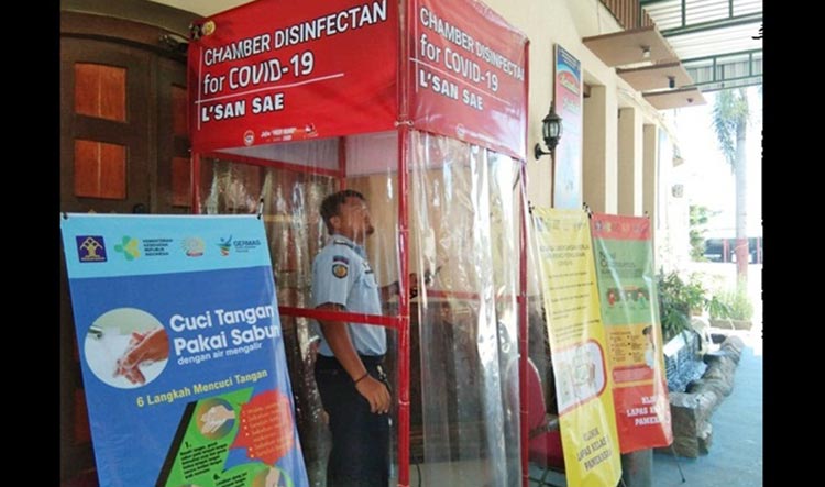 Lapas Kelas II A Pamekasan menyediakan ruang disinfektan untuk staf yang keluar masuk.