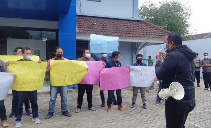 Solidaritas puluhan wartawan di Kabupaten Banyuwangi melakukan aksi unjuk rasa di Unit Dinas Perikanan Kelautan Banyuwangi, Kamis (18/3/21).