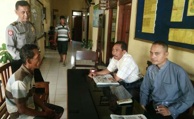 SELAMAT MENIKMATI: Khudori 50 tahun (memakai baju belang-belang), tersangka pemerkosaan bakal lebaran di dalam sel tahanan Polsek Baureno. foto: EKY NURHADI/ BANGSAONLINE