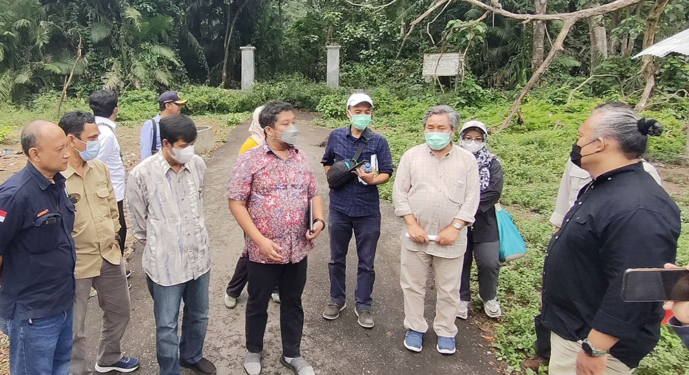 Rombongan dari Kementerian Perencanaan Pembangunan Nasional/Bappenas, yang dipimpin Direktur Pengairan dan Irigasi, Abdul Malik Sadat Idris (baju merah), saat berada di Cagar Alam Manggis (Alas Simpenan), Kabupaten Kediri. Foto: MUJI HARJITA/ BANGSAONLINE