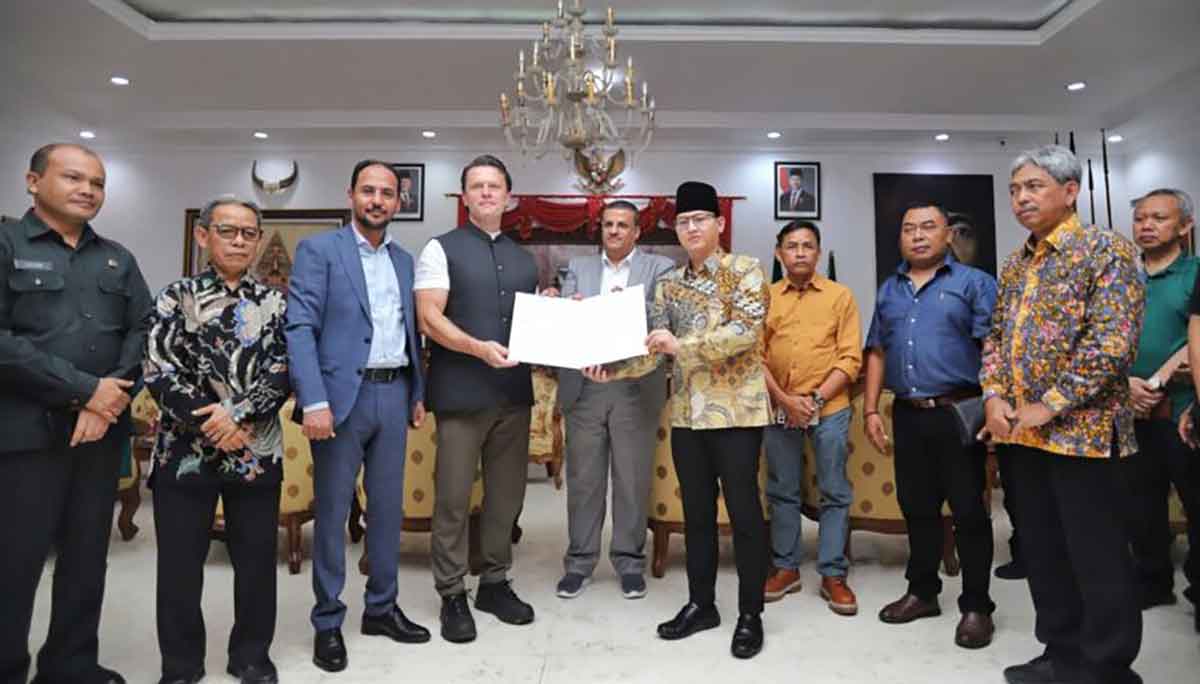 Bupati Trenggalek usai teken perjanjian kerja sama.