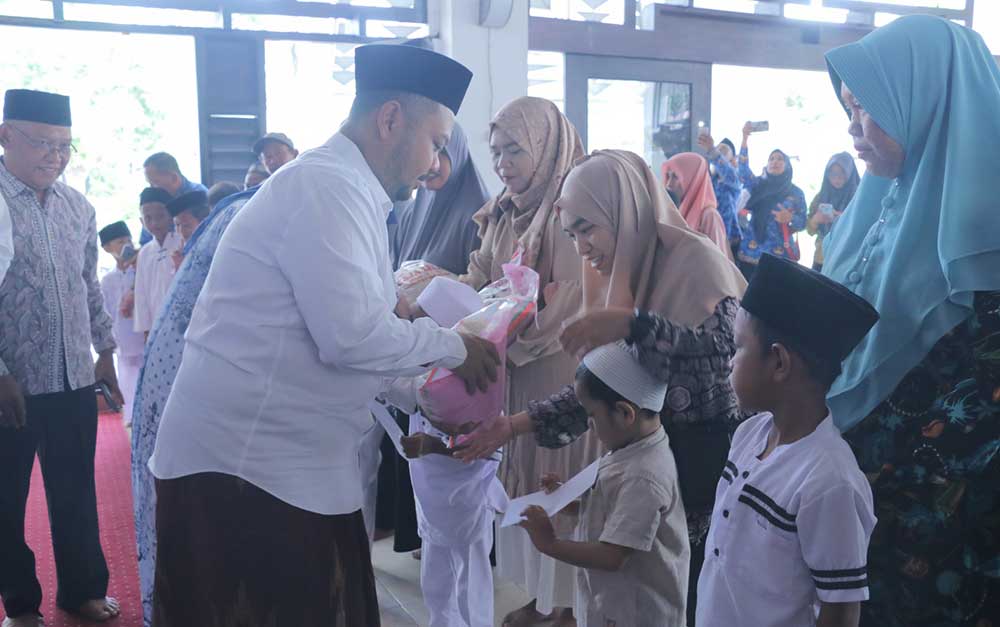 Bupati Gresik Fandi Akhmad Yani saat menyerahkan santunan kepada anak yatim. Foto: Ist