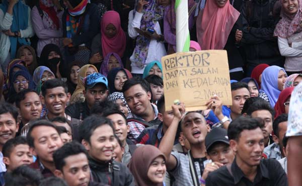 Aksi mahasiswa UNIROW saat audiensi di halaman kampus dengan pihak Rektorat. (foto: BANGSAONLINE)