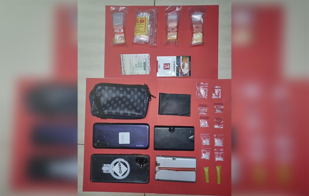 Barang bukti pil dobel L dan sabu yang dimankan dari lima tersangka. Foto: Ist.