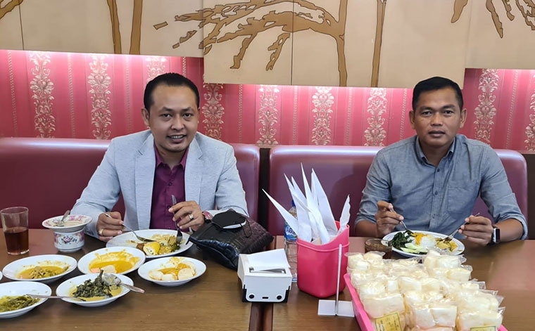 CEO Persibo Bojonegoro Abdullah Umar (putih) bersama Moch. Fachrudin pelatih baru Persibo. foto: Ist. for BANGSAONLINE