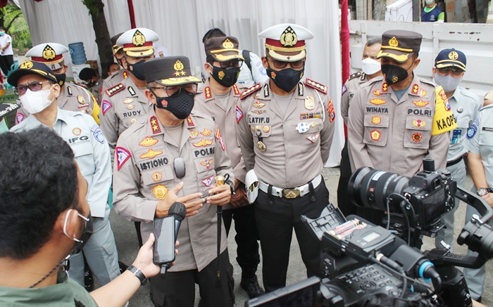 Kakorlantas saat meninjau kesiapan di Pos Pintu Tol Ngawi.