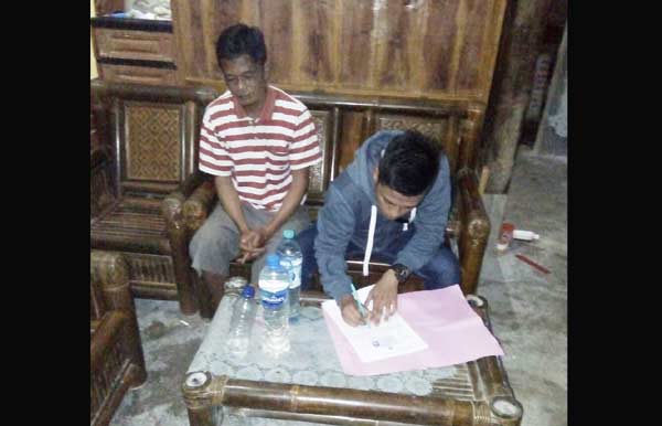 Polisi Polres Ngawi menyita arak jowo dari sebuah warung. foto: ZAINAL ABIDIN/ BANGSAONLINE