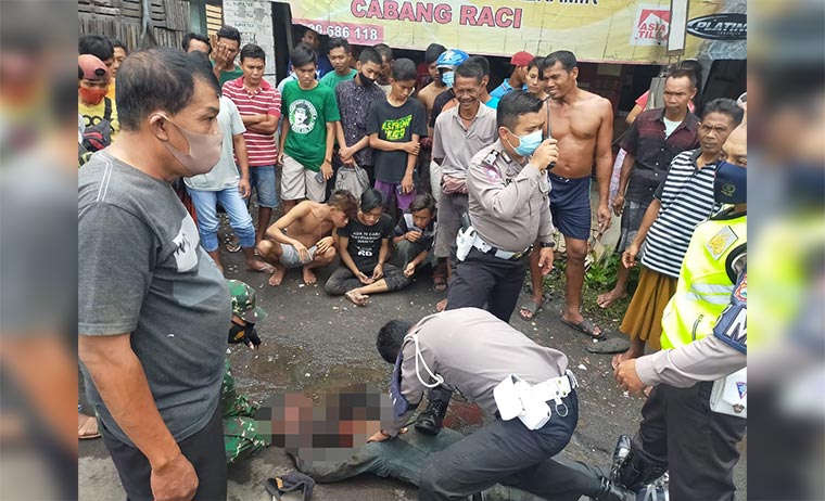 Proses penangkapan pelaku jadi tontonan warga.