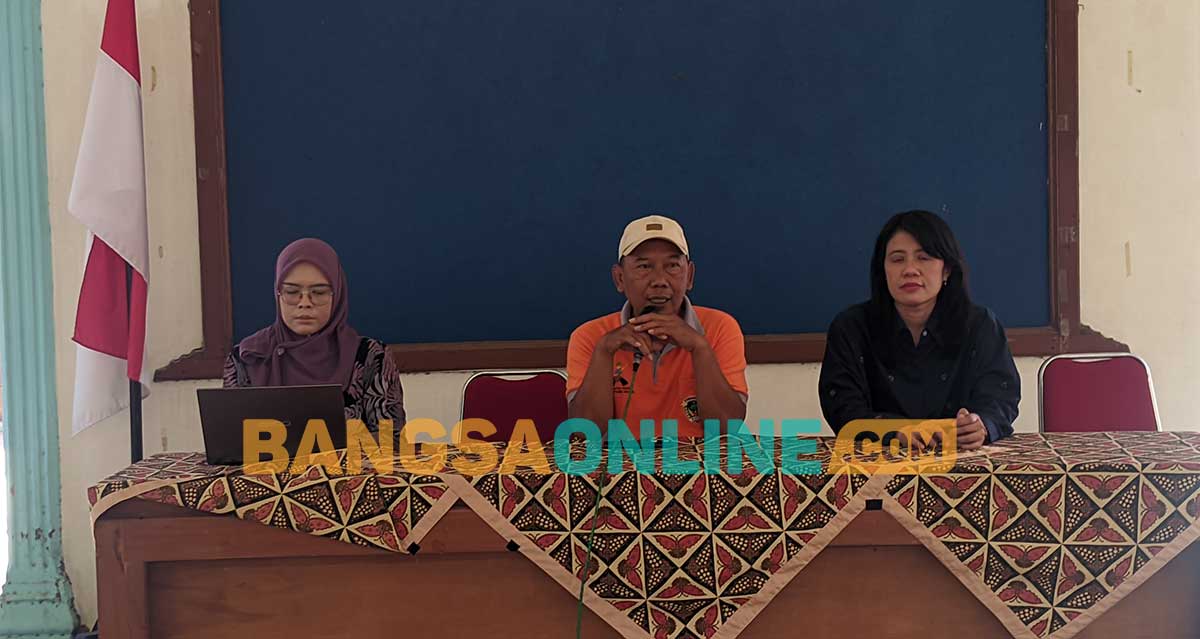 Kades Krandegan (tengah) ketika membuka sosialisasi perizinan. Foto: HENDRO SUHARTONO/BANGSAONLINE