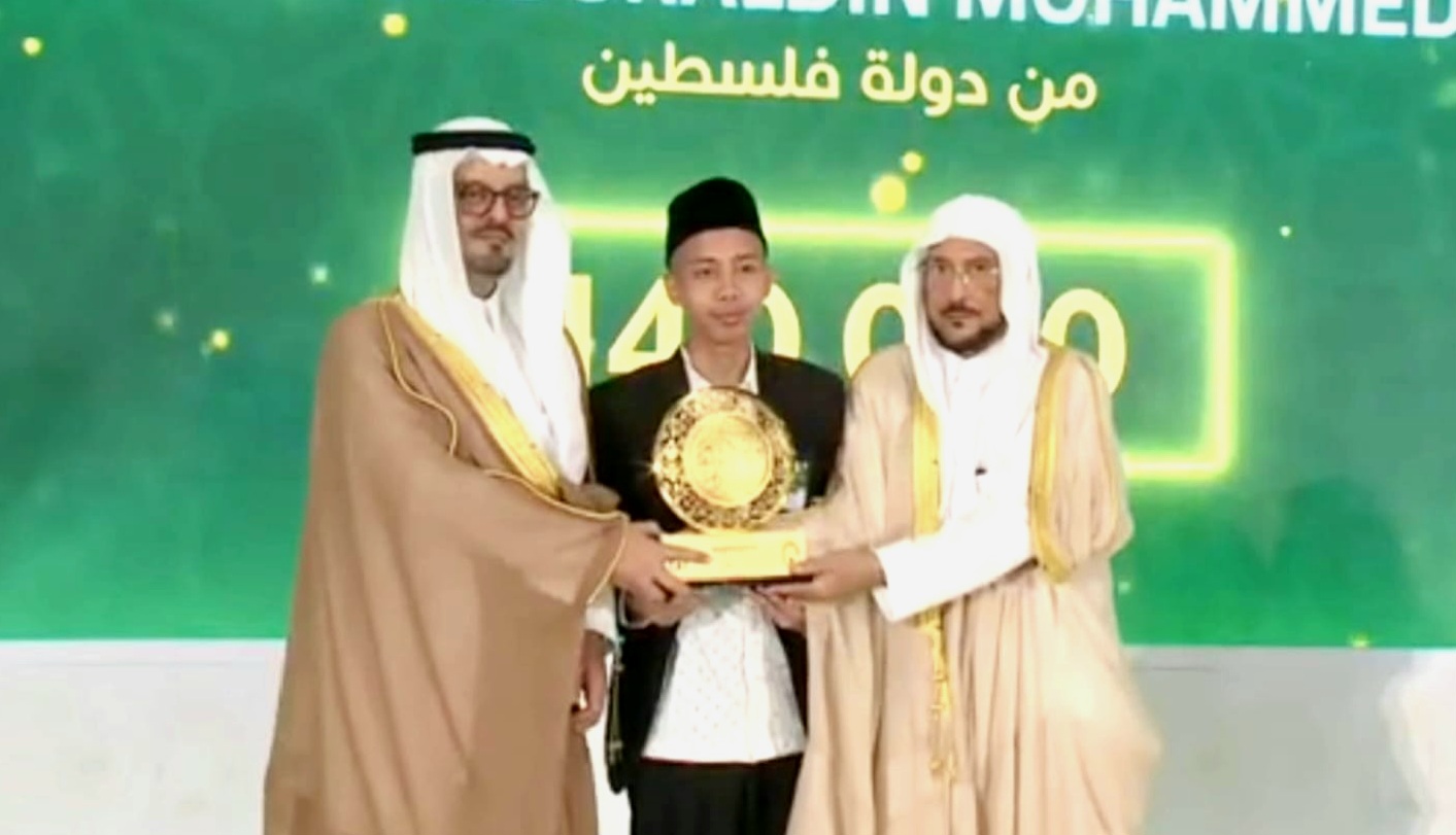 Ach Farhan (tengah) saat menerima penghargaan dalam Musabaqah Hifdzil Quran (MHQ) Internasional King Abdul Aziz ke-44 di Makkah pada Agustus 2024