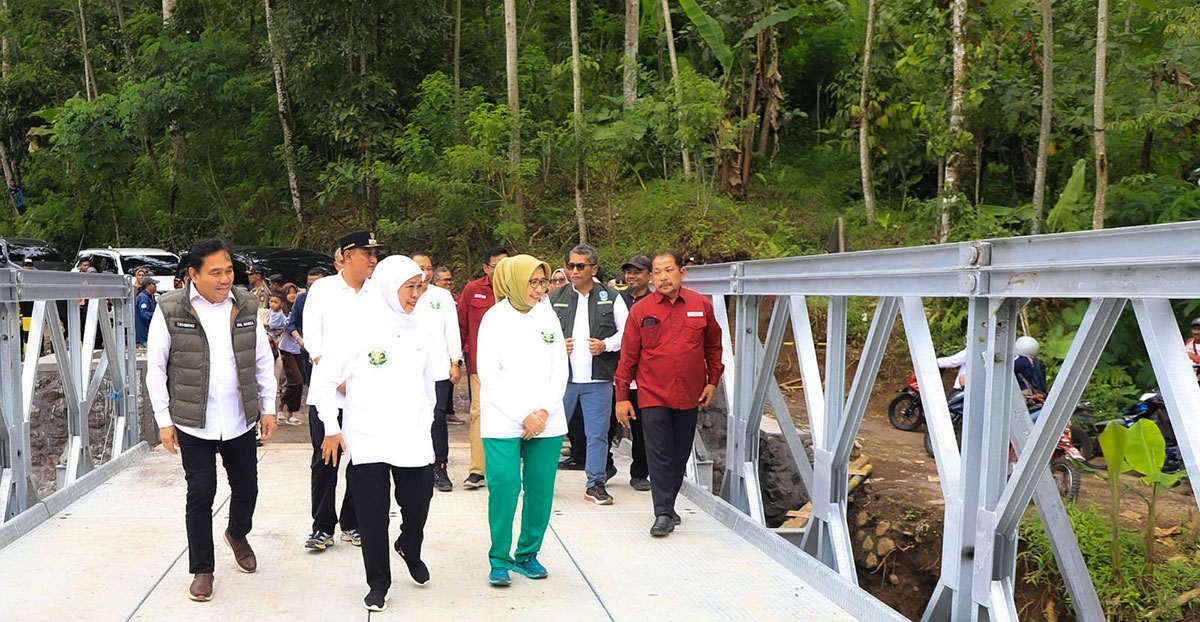 Gubernur Khofifah saat meninjau pembangunan jembatan terdampak hujan lebat dan banjir di Lumajang.
