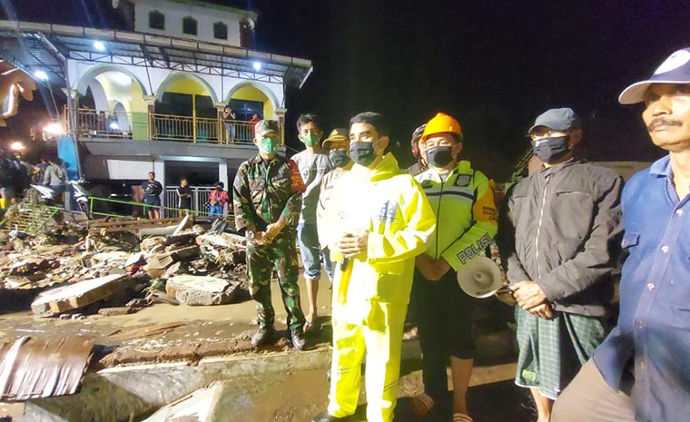 Kapolres Pasuruan AKBP Rofiq Ripto Himawan didampingi Kapolsek Gempol Kompol Marwan dan beberapa anggota Polsek serta Koramil Gempol saat meninjau lokasi banjir, Rabu (3/2/21) malam. 