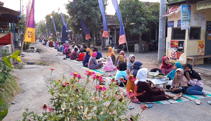 Suasana warga Dusun Kaliawen Timur saat menggelar kenduri 100 buah tumpeng. foto: MUJI HARJITA/ BANGSAONLINE